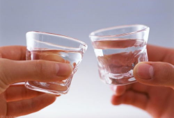 倒酒的视频,尽显优雅品味